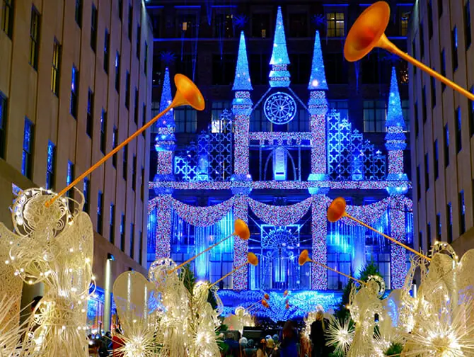 Saks-Fifth-Avenue-Holiday-Light-Show-in-New-York-Show