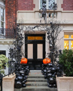 70 East between Lexington and Park Avenues halloween houses at upper east side by @rtanphotos