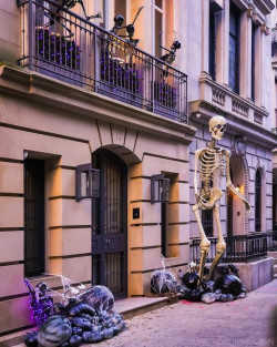 76 East between 5th and Madison Ave halloween houses at upper east side by @rtanphotos